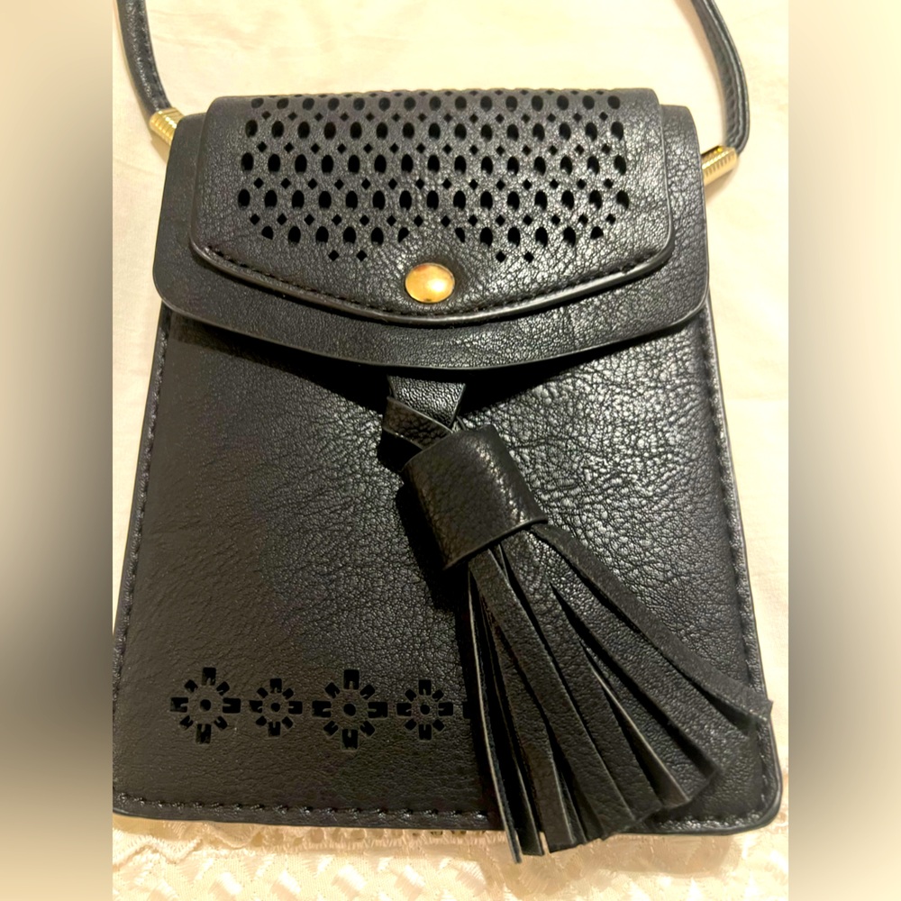 Vegan leather crossbody. Black